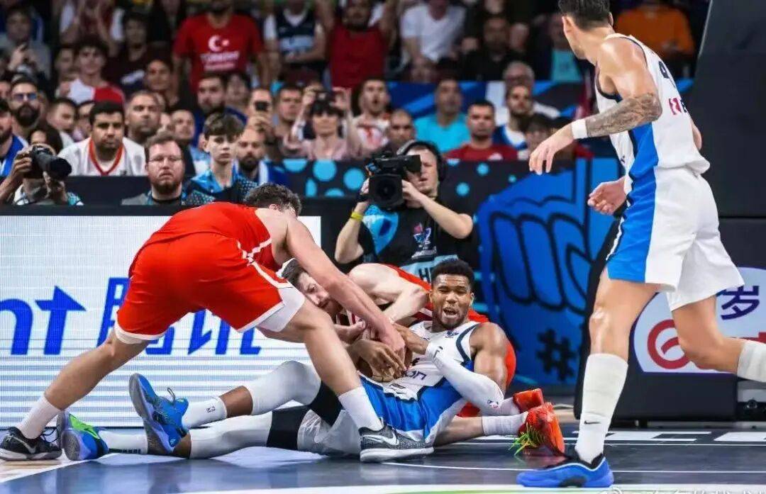 库里与80激战FPX分钟，重要助攻胜负难料！，字母哥焦点对战上演精彩一战